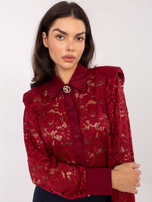 Bordowa koronkowa koszula z broszką