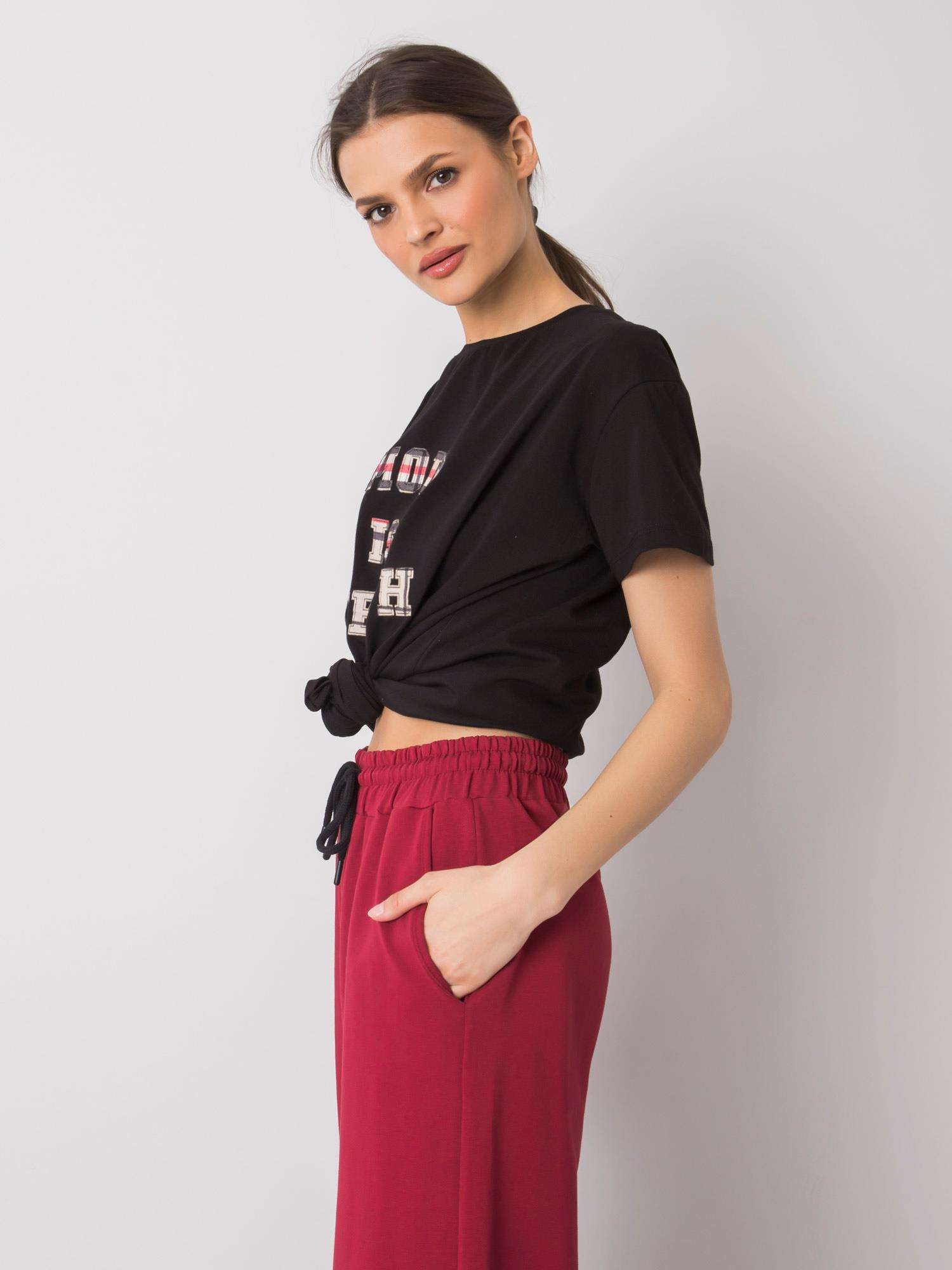 Czarny t-shirt z napisem Elani