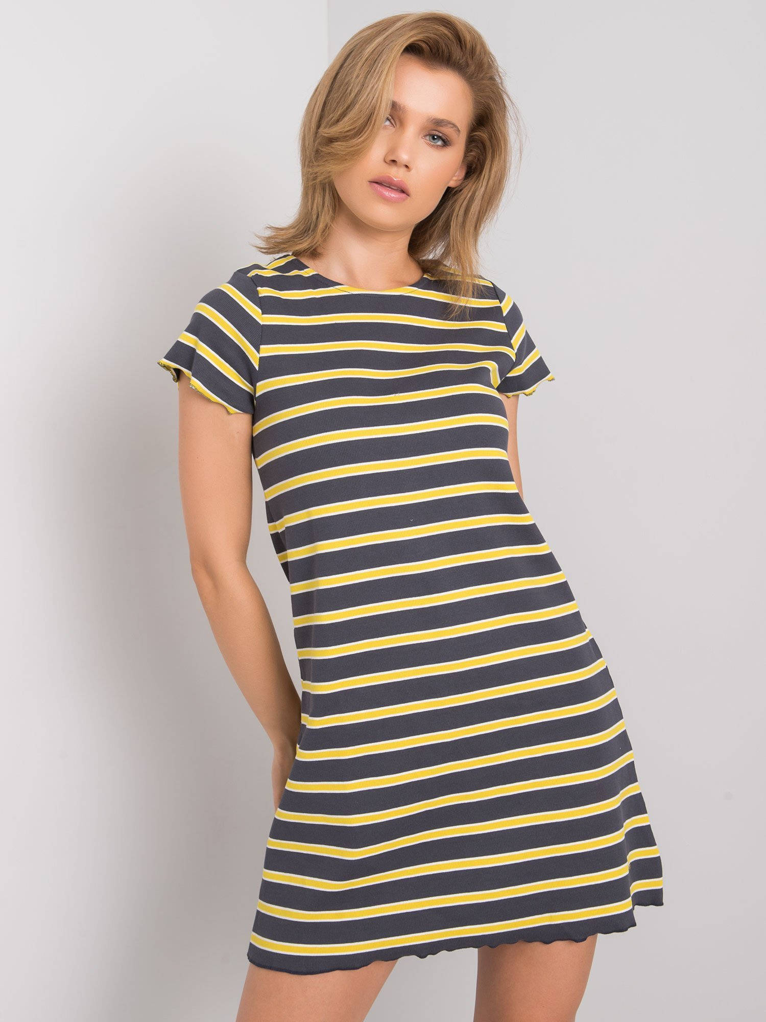 Grau-gelbe Kleid Before ICH KENNE DICH NICHT.