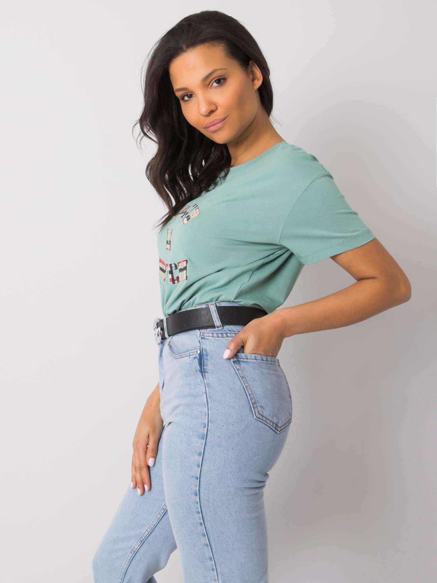 Pistacjowy t-shirt z napisem Elani