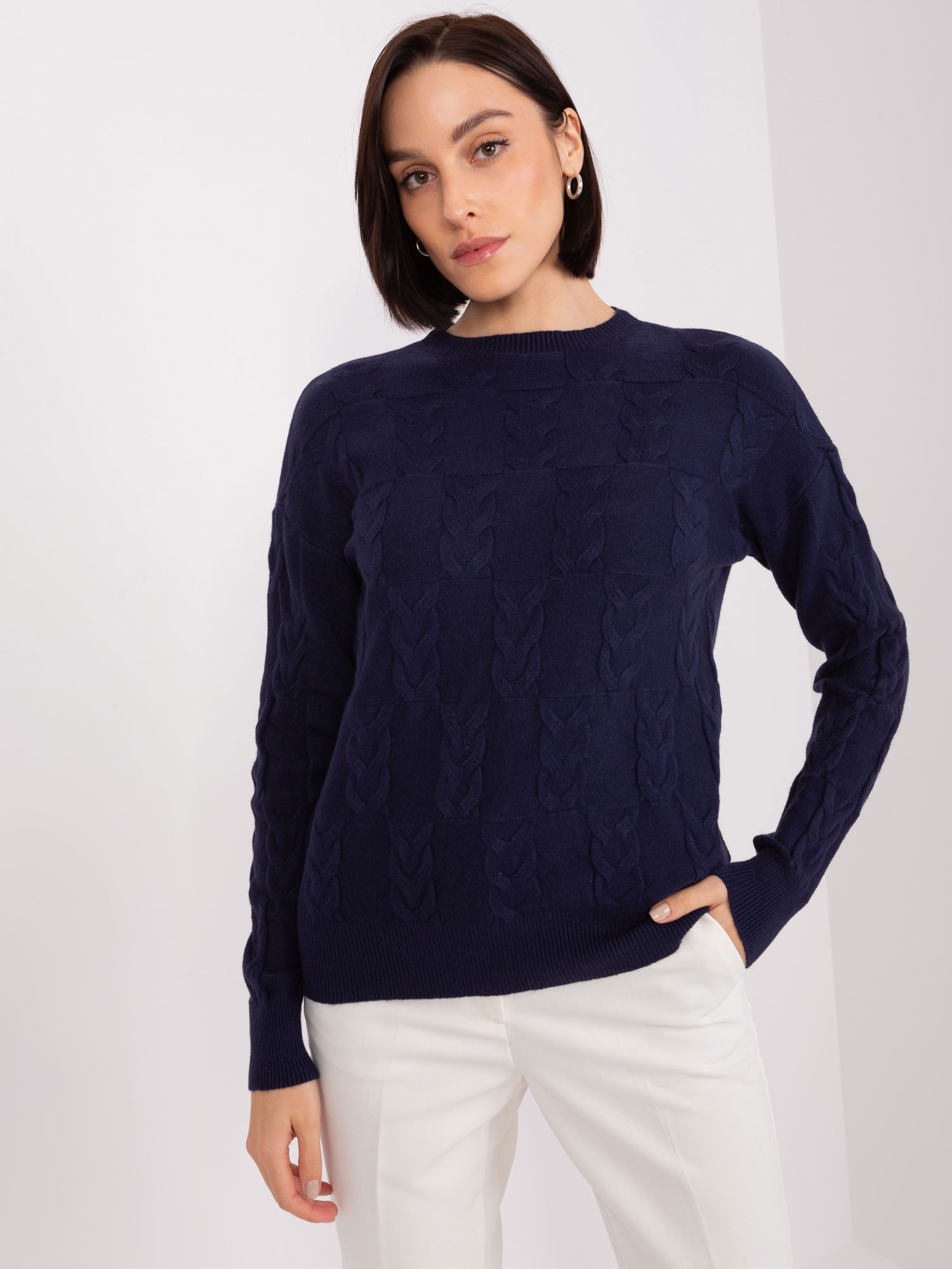 Hurt Granatowy sweter z warkoczami o luźnym kroju