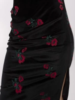 Schwarzes Midi-Abendkleid mit Schlitz.