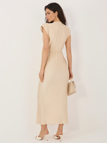 Beżowa drapowana sukienka z ozdobnym detalem RUE PARIS 