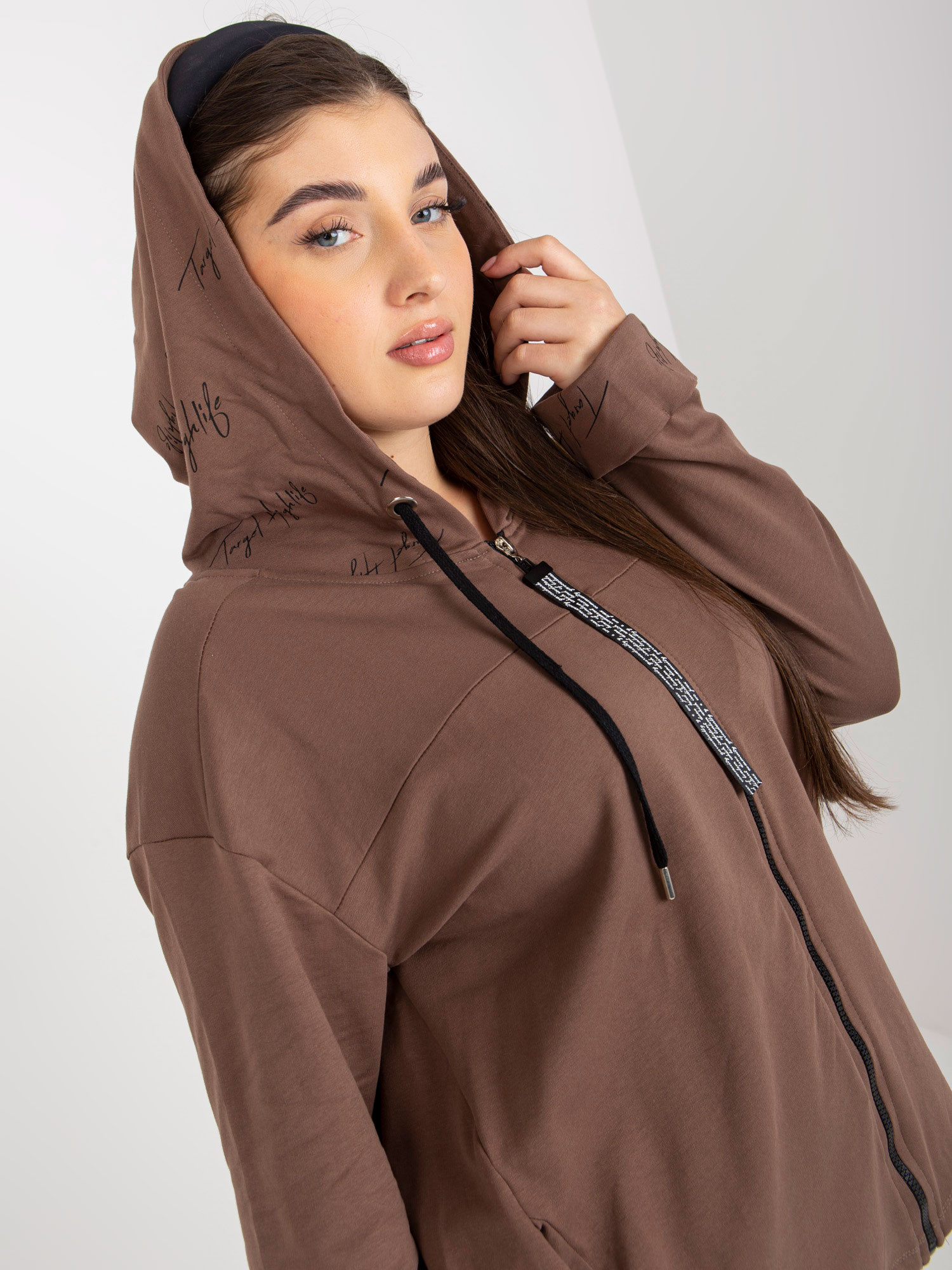 Brązowa rozpinana bluza plus size z kapturem i napisami