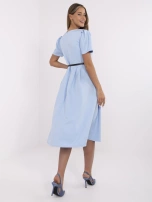 Himmelblaues, ausgestelltes Kleid für eine Hochzeit.