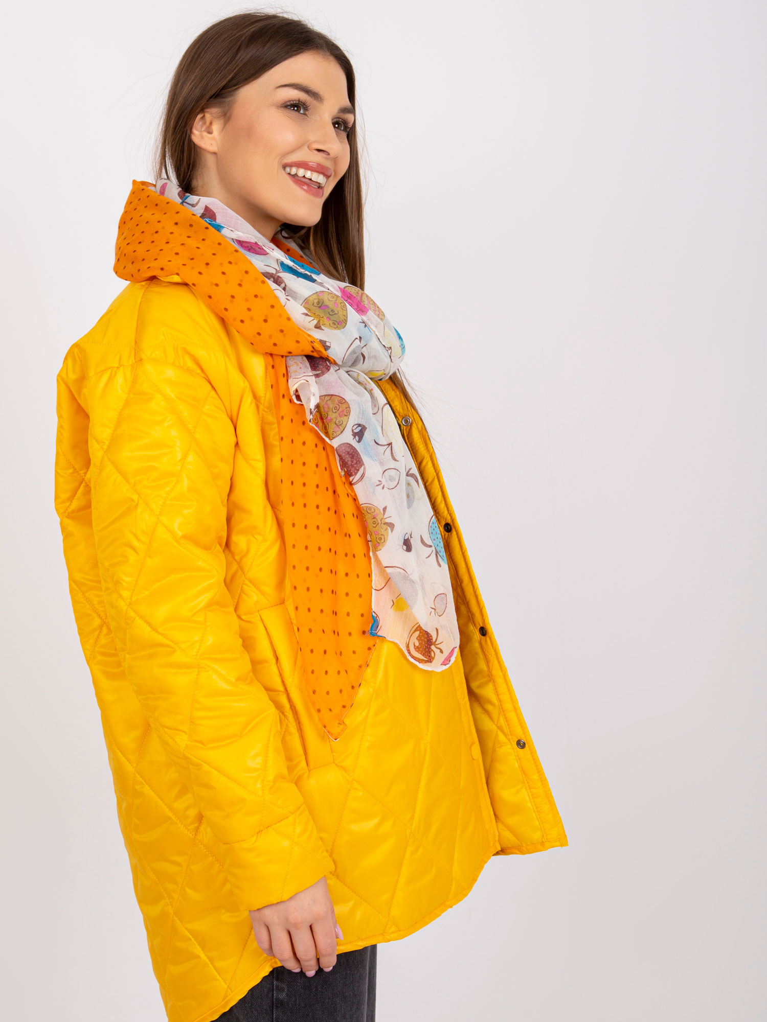 Weiß-orangefarbener Schal mit Prints.
