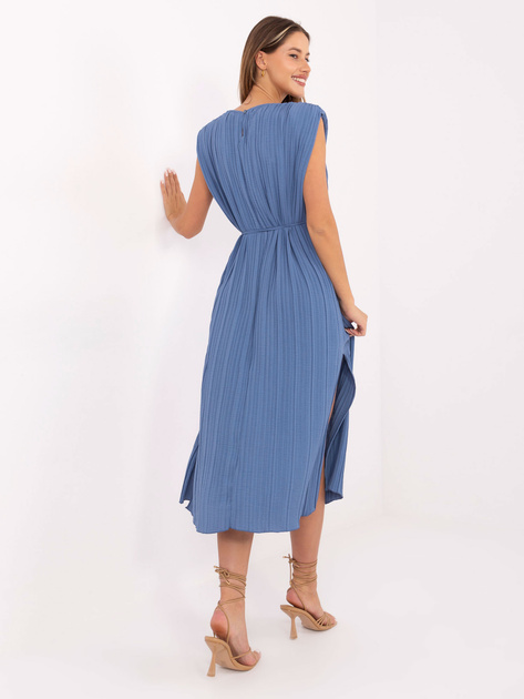 Brudnoniebieska plisowana sukienka z paskiem
