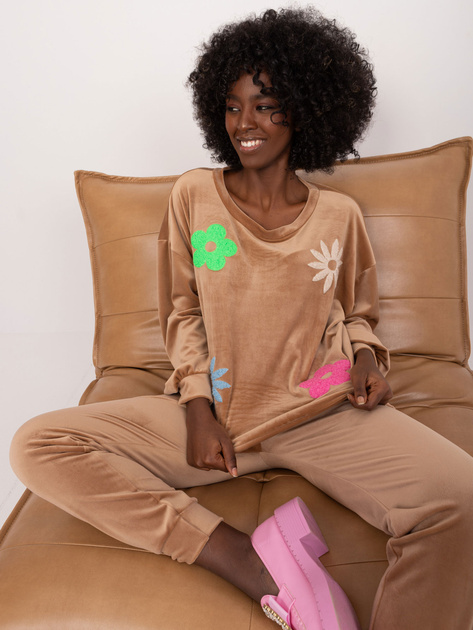 Hurt Ciemobeżowy welurowy komplet z kwiatową naszywką