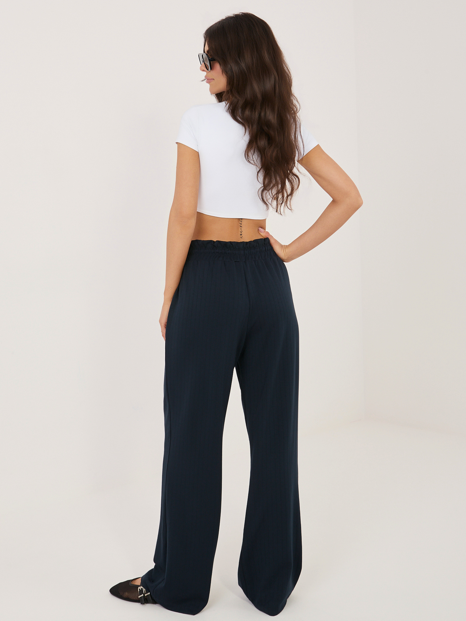 Granatowe dresowe spodnie z marszczoną talią RUE PARIS