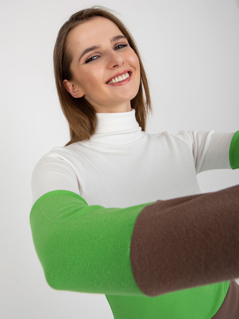 Hurtownia Ecru-jasnozielona prążkowana bluzka basic z golfem