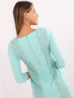 Hurt Miętowa sukienka koktajlowa z kwiatową aplikacją