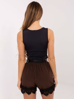 Brązowe garniturowe szorty z koronką