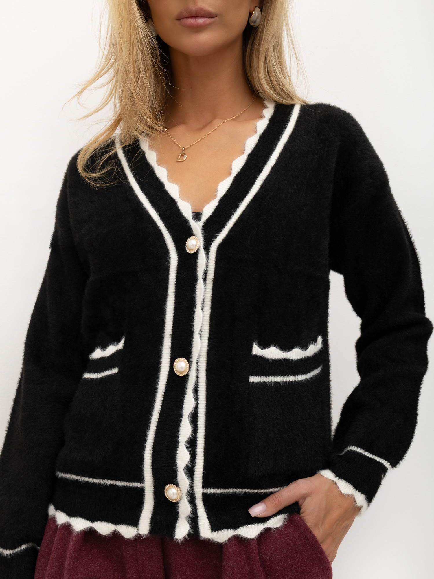 Schwarzer eleganter Cardigan im Preppy-Stil.