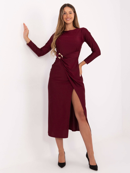 Bordowa wieczorowa sukienka z ozdobnym elementem