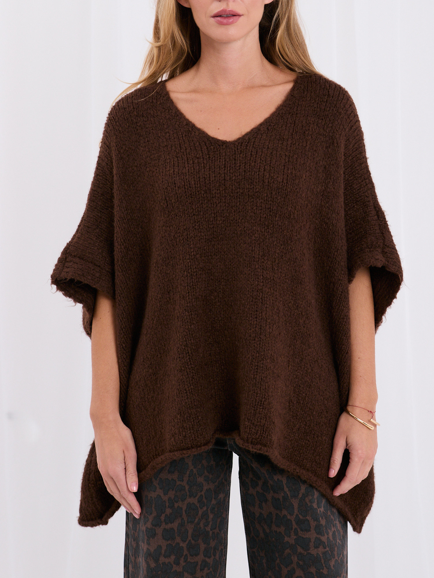 Brązowy damski sweter oversize o kroju nietoperza 