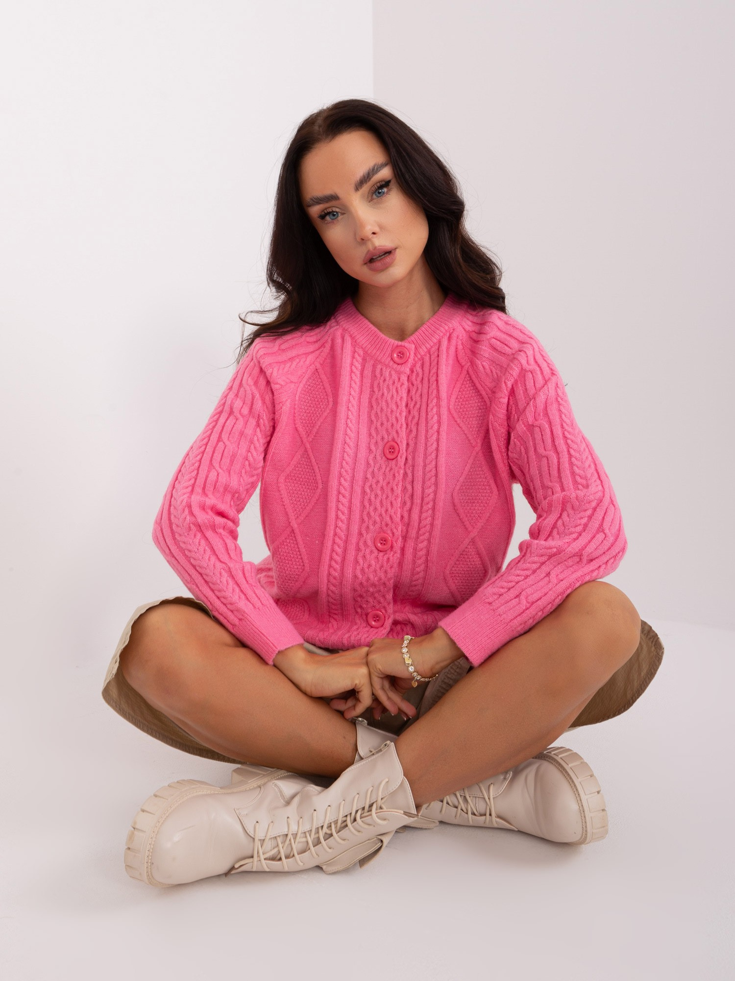 Różowy dzianinowy sweter na guziki