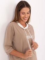Dunkelbeige Damenbluse mit 3/4-Ärmeln.