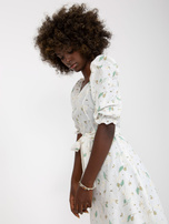 Hurtownia Biało-zielona midi sukienka z printami i haftem 