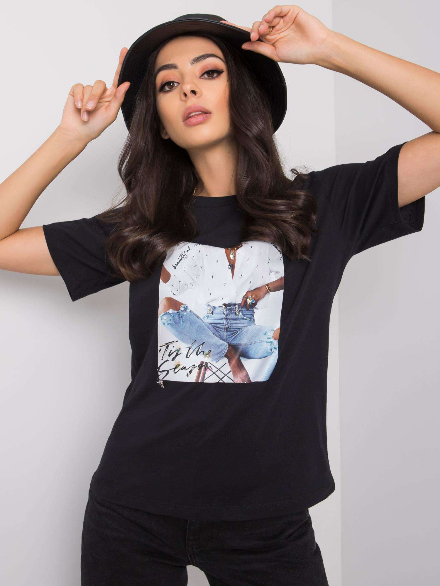 Schwarzes T-Shirt mit Aya-Applikation.