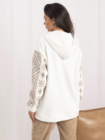 Ecru Damen Kapuzenpullover mit ethnischem Muster.