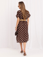 Schokoladenfarbendes Midi-Kleid mit geflochtenem Gürtel.