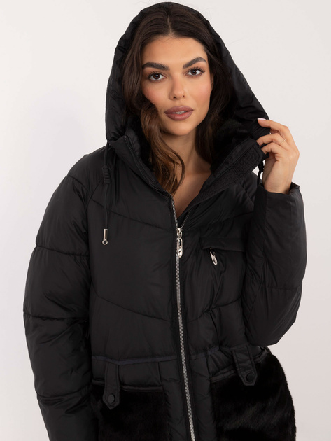 Hurtownia Czarna pikowana kurtka zimowa z kieszeniami