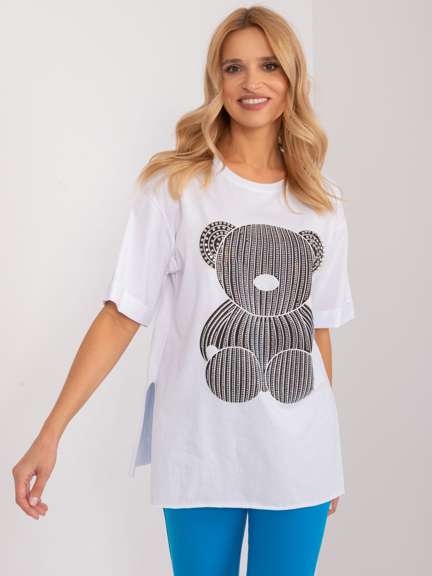 Hurt Biały bawełniany t-shirt z rozcięciami i aplikacją