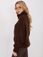 Dunkelbrauner Damenpullover im Oversize-Schnitt.