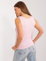 Hurtownia online Jasnoróżowy prążkowany top z naszywką