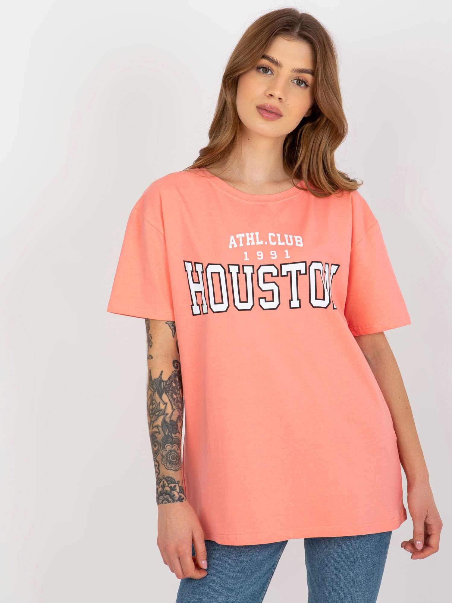 Brzoskwiniowy luźny damski t-shirt z napisem