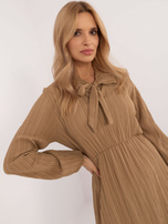 Hurt Camelowa sukienka przed kolano z falbaną OCH BELLA