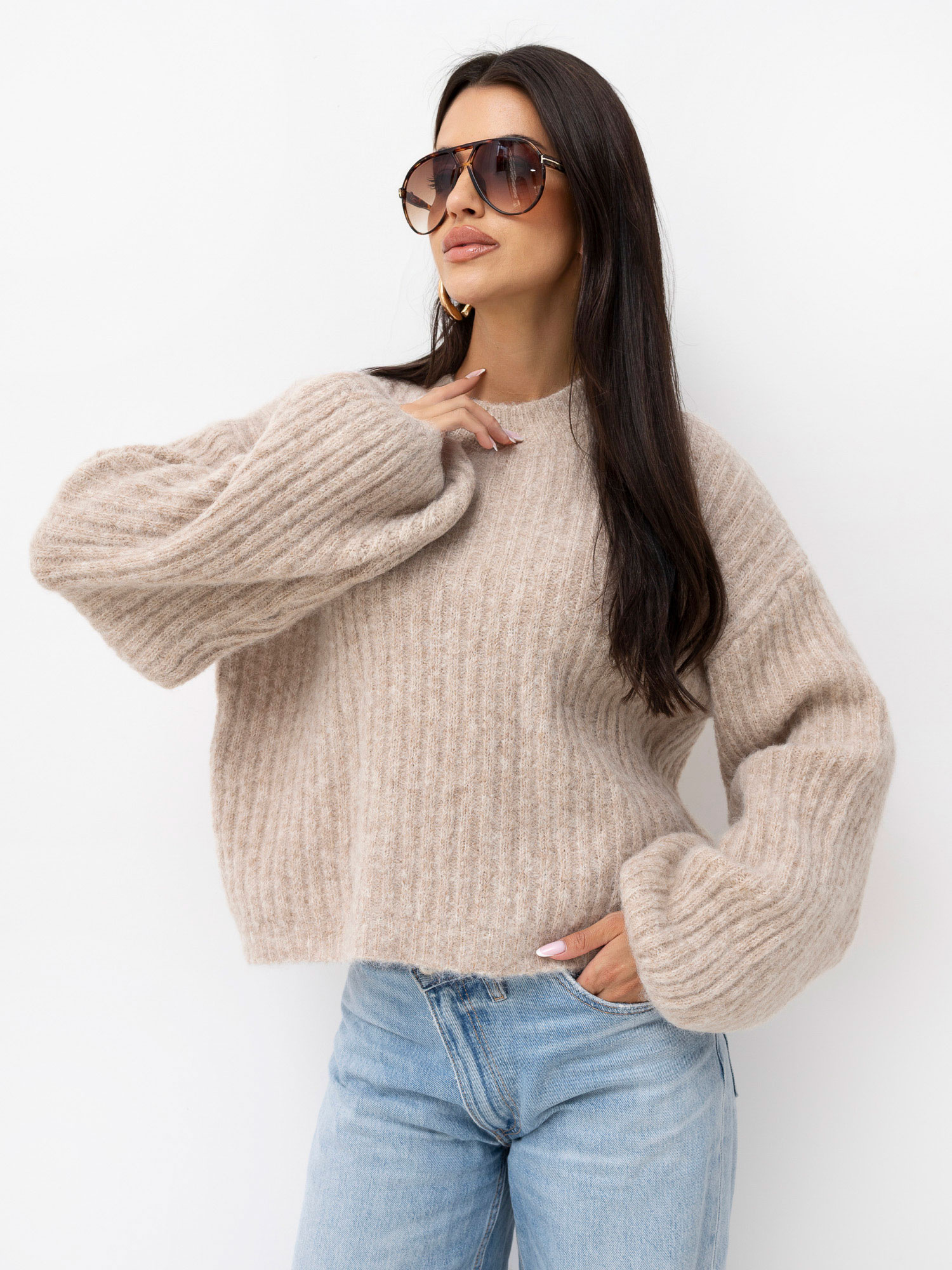 Beżowy sweter oversize z bufiastymi rękawami