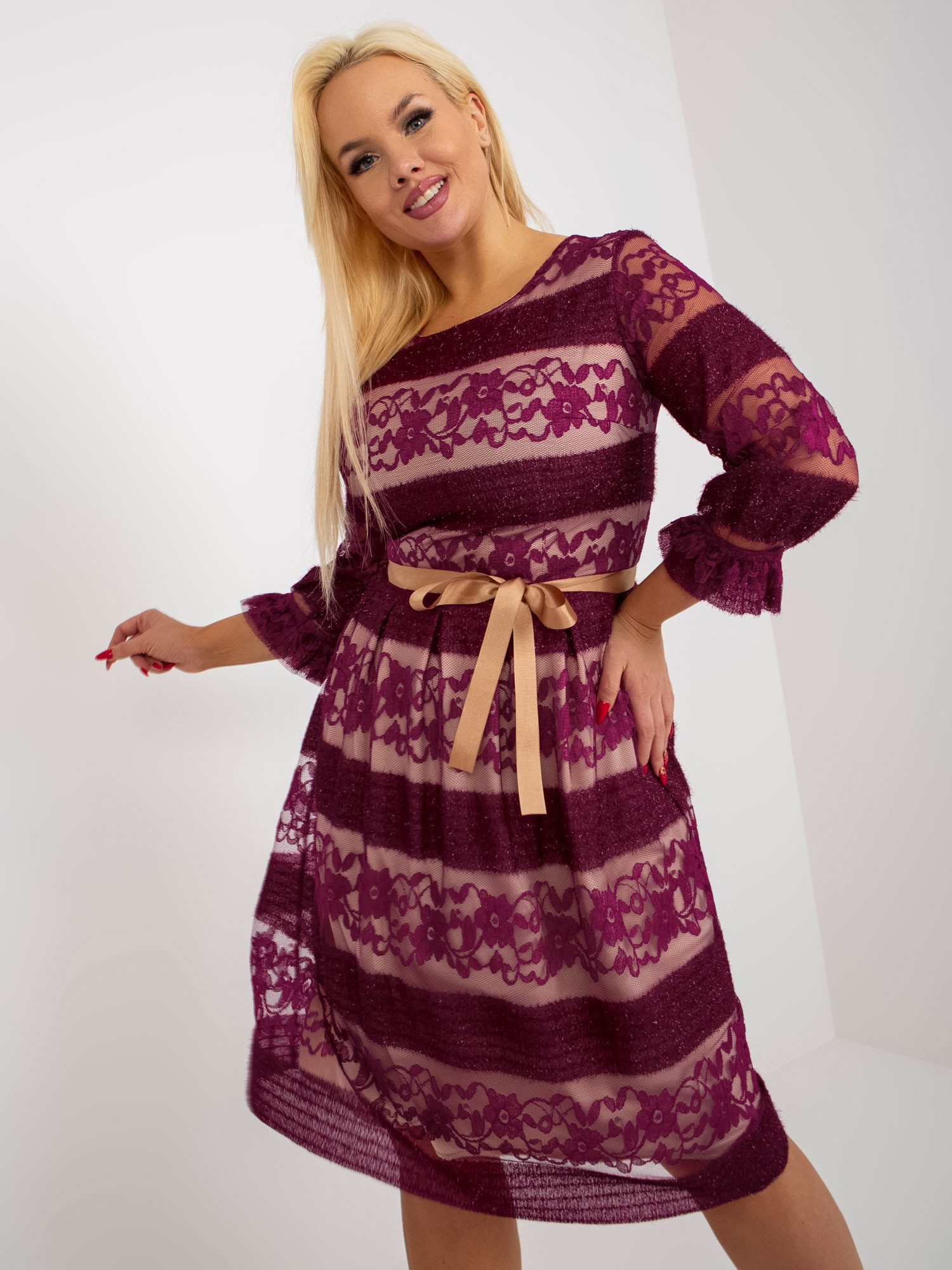 Fioletowa koktajlowa sukienka plus size z paskiem