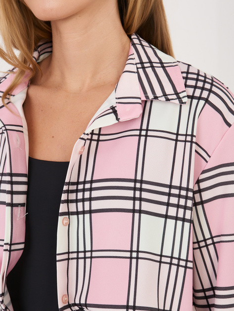 Jasnoróżowa rozpinana koszula w kratę