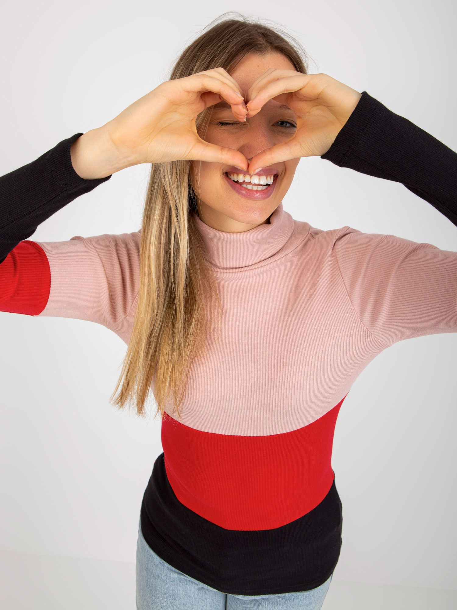 Hurt šviesiai rožinė-juoda bazinė marškinė su kaklu juostele.