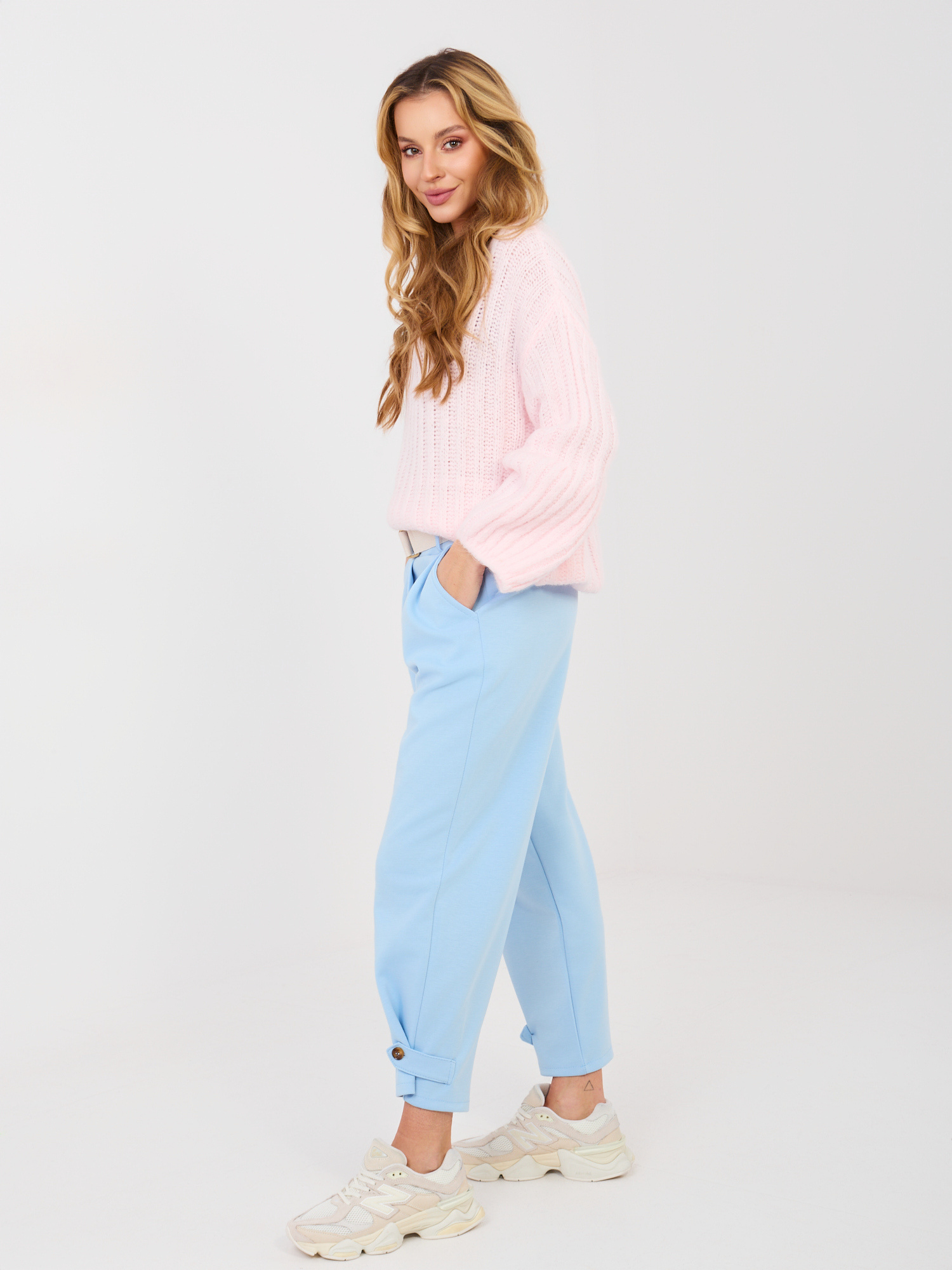 Helle blaue Damenhose mit dekorativen Streifen.