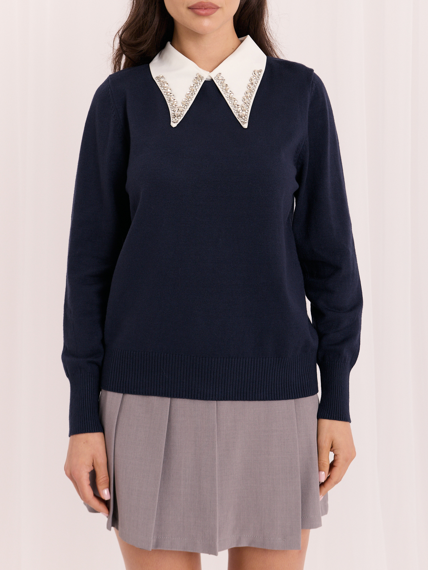 Granatowy elegancki sweter z ozdobnym kołnierzem