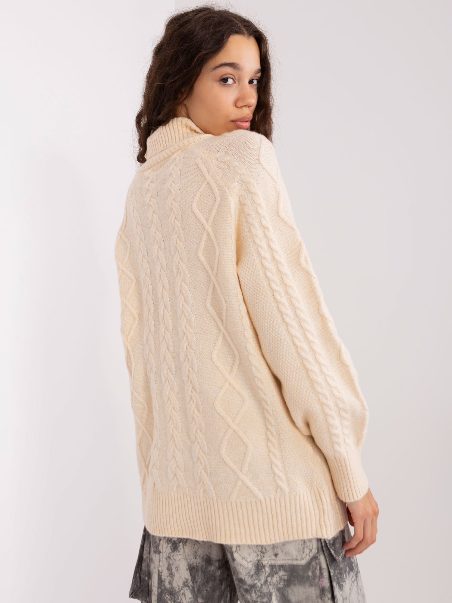 Jasnobeżowy sweter z warkoczami o kroju oversize
