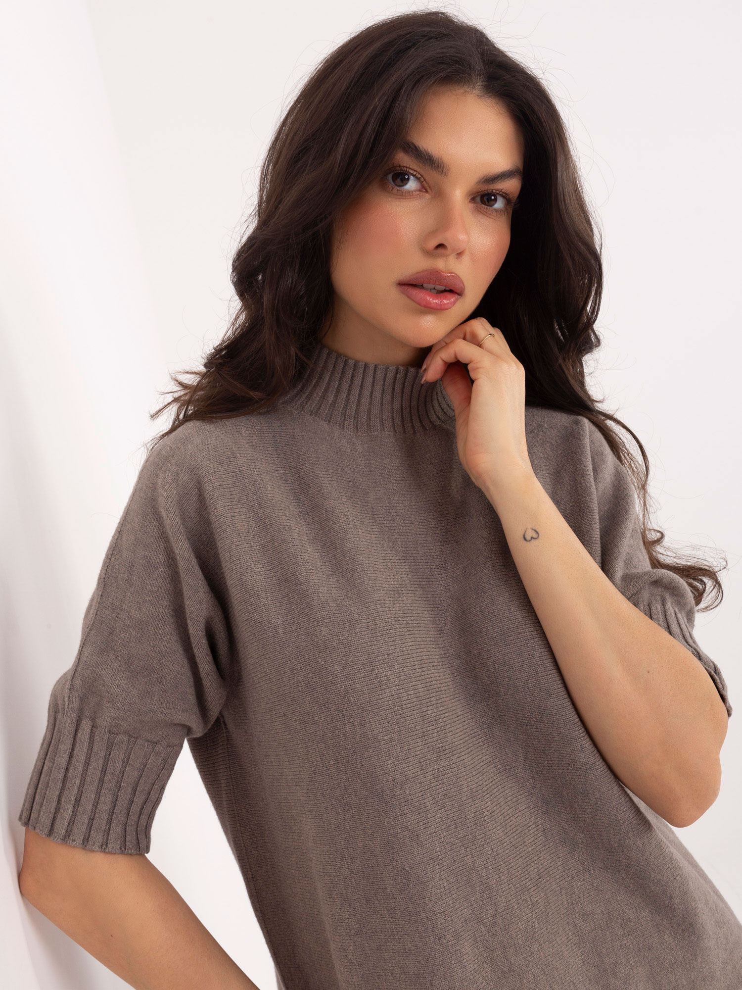 Sweter ciemny bezowy