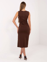 Brązowa midi sukienka z ozdobnymi guzikami