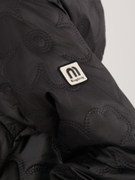 Czarna damska kurtka z kwiatowym pikowaniem RUE PARIS 