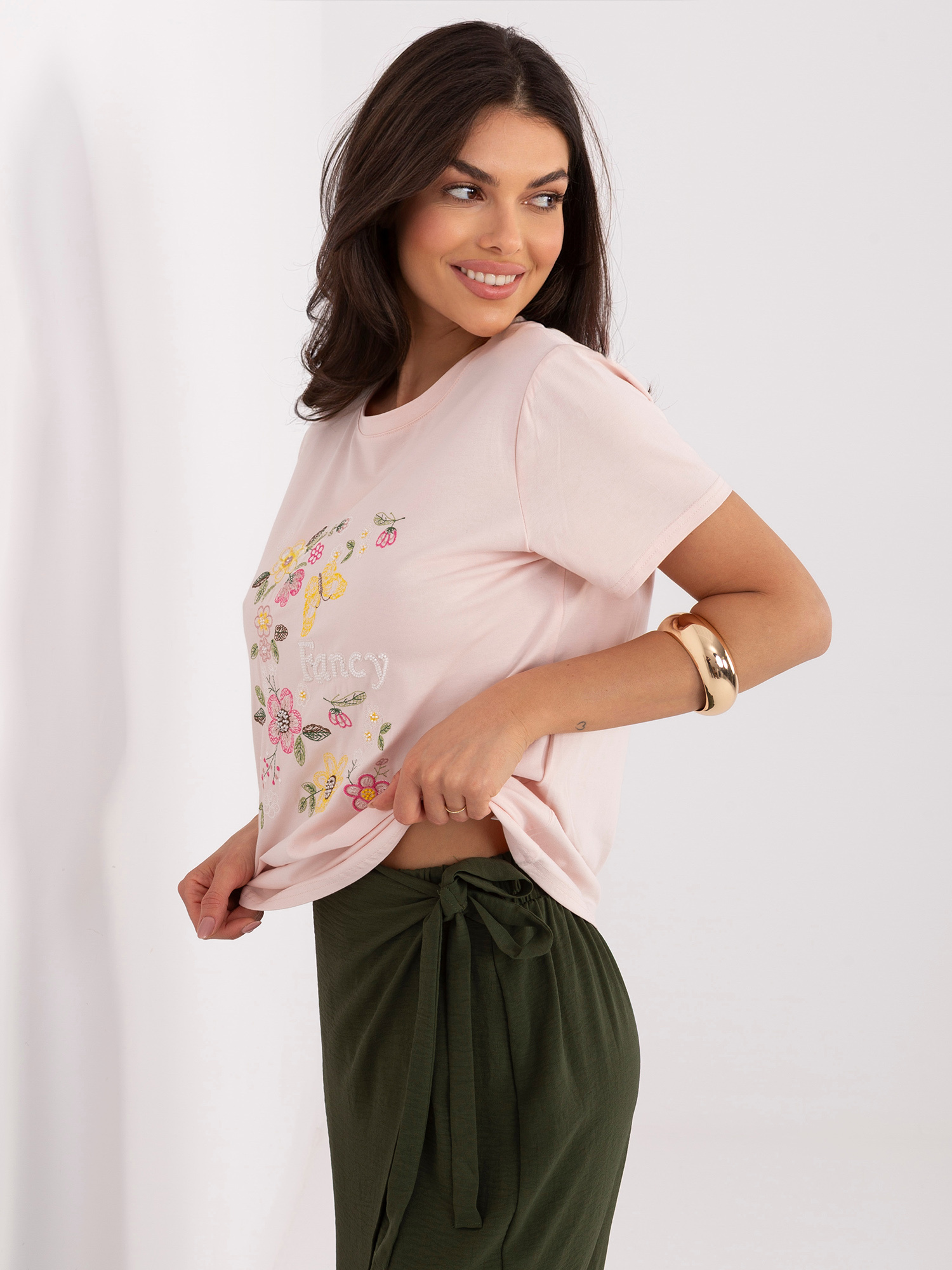 Jasnoróżowy damski t-shirt z kwiatowym haftem