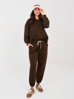 Schokoladeneinteiliger Set mit Oversize-Pullover.