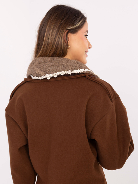 Brązowa trójkątna chusta z frędzlami