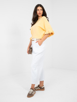 Białe jeansy z materiałowym paskiem RUE PARIS 