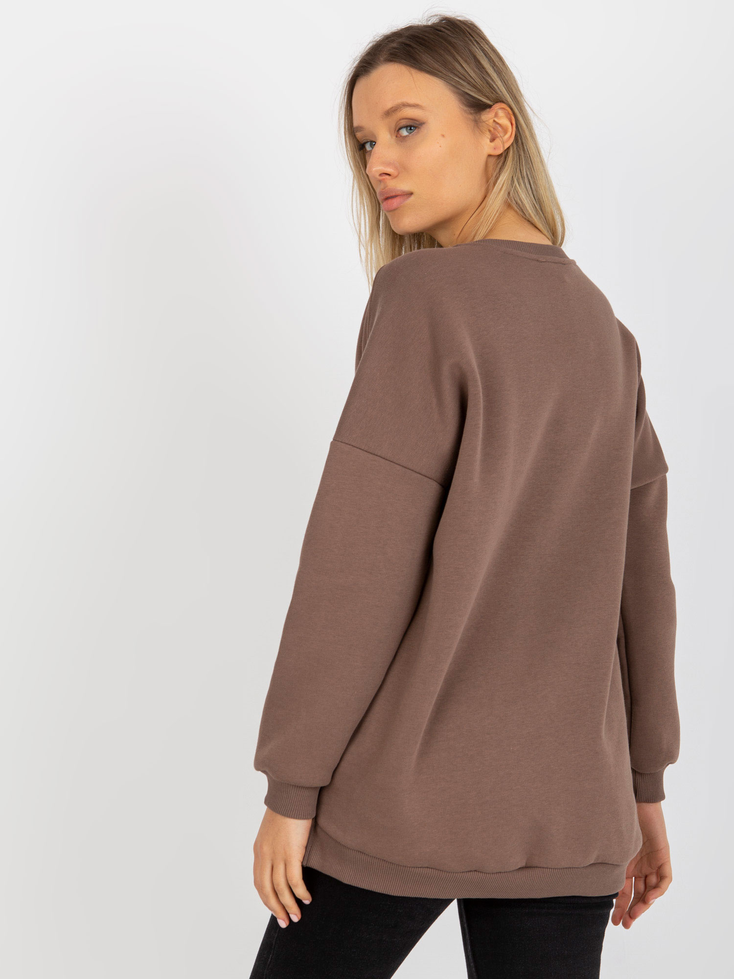Hurtownia Brązowa dresowa bluza basic z długim rękawem 