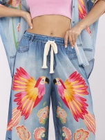 Blaue Palazzo-Hosen mit buntem Druck.