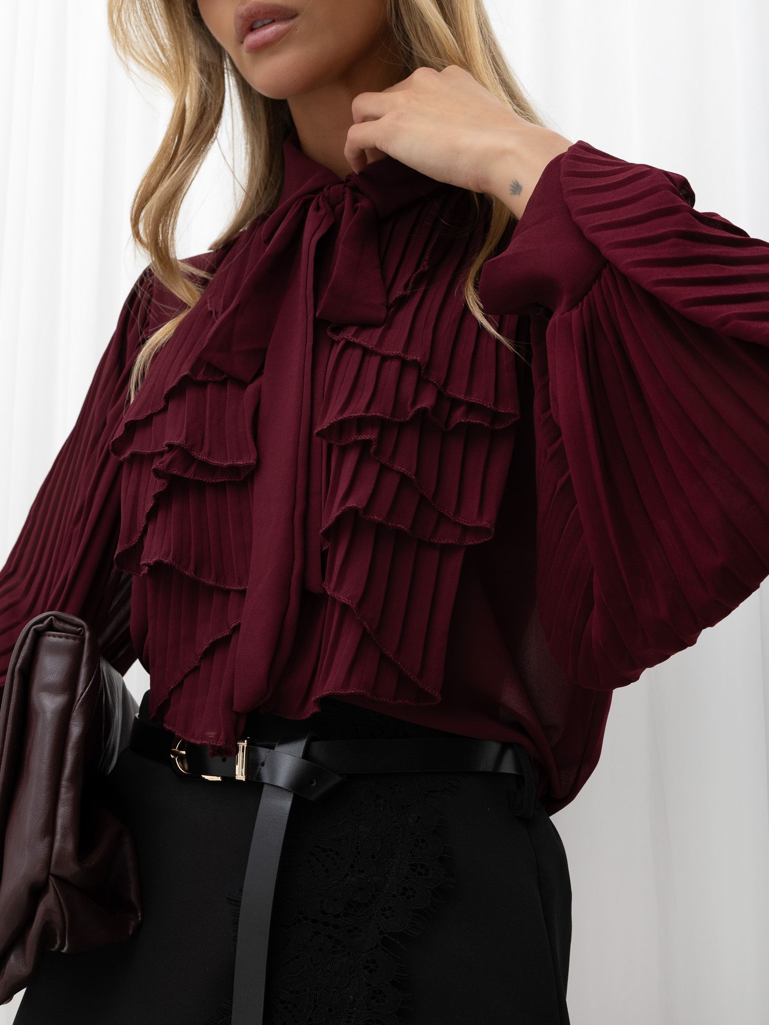 Burgundová elegantní košile s jabotem a plisováním.