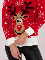 Czerwony świąteczny sweter w śnieżynki