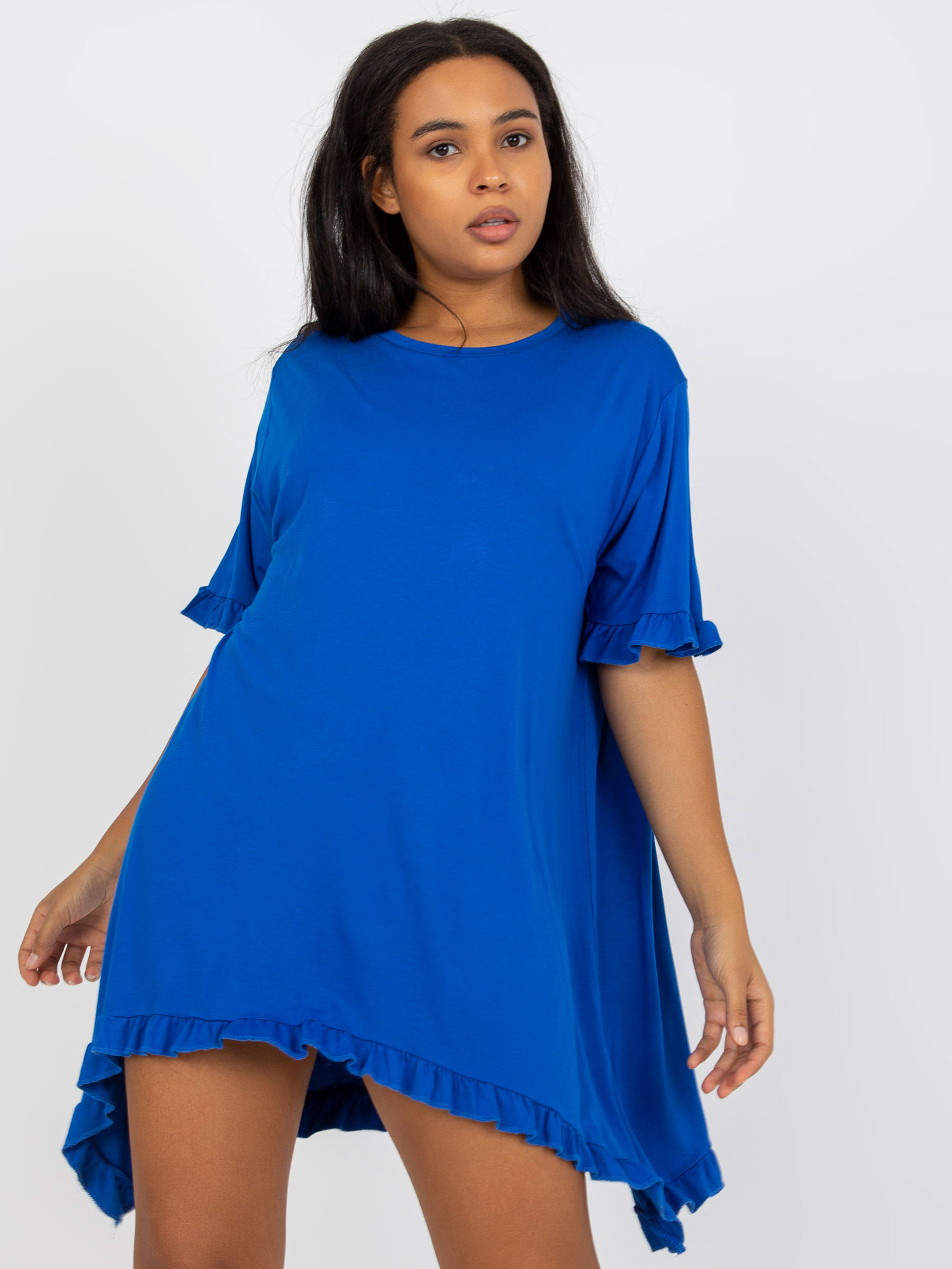 Ciemnoniebieska mini sukienka plus size z falbaną